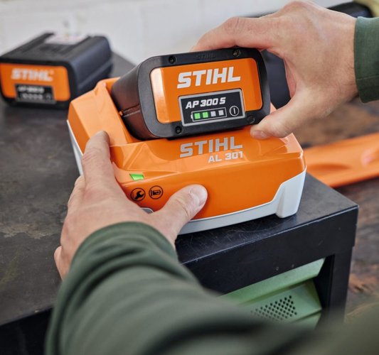 Carregador de Bateria AL 301 Rapido 220V EA094305508 -Stihl