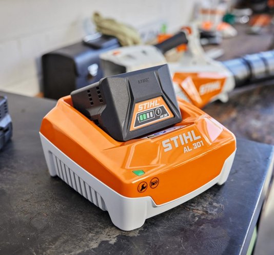 Carregador de Bateria AL 301 Rapido 220V EA094305508 -Stihl