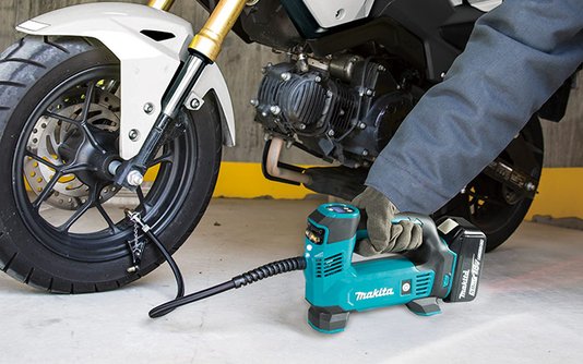 Compressor Portatil a Bateria Dmp180z 18v 120lbs Sem Bateria E Sem Carregador