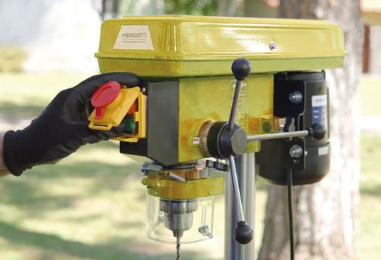 Furadeira De Bancada Mfb-16 Mandril 5/8 500W Menegotti 220V